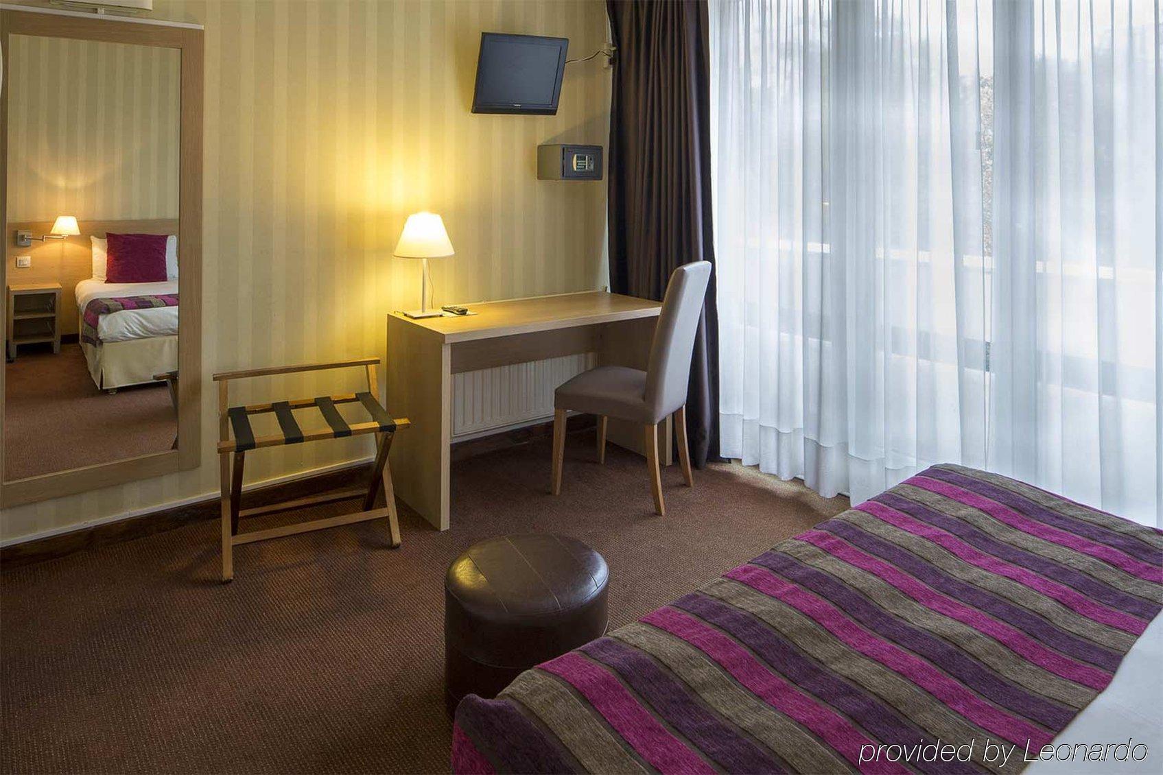 La Regence Hotel Courbevoie Exterior photo