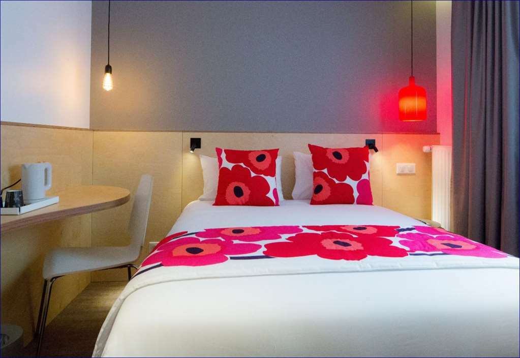 La Regence Hotel Courbevoie Room photo