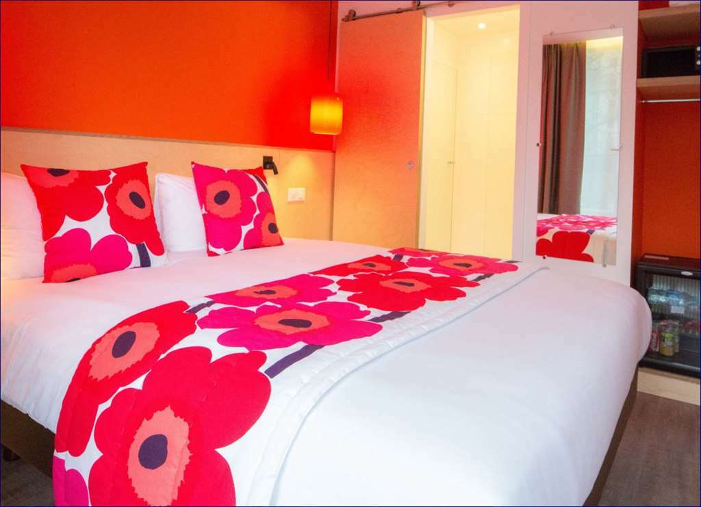 La Regence Hotel Courbevoie Room photo